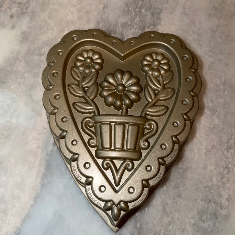 Williams Sonoma Nordic Ware Decorative Heart Bundt Cake Pan Gold 10 Cup Floral